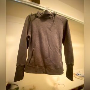 Women’s Oakley Sweatshirt lightly used. Fits a little big